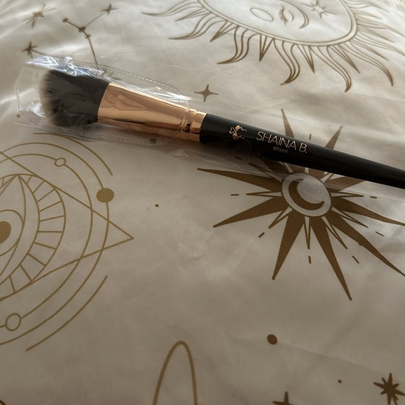 Shaina B- Contour Makeup Brush - Picture 2 of 5